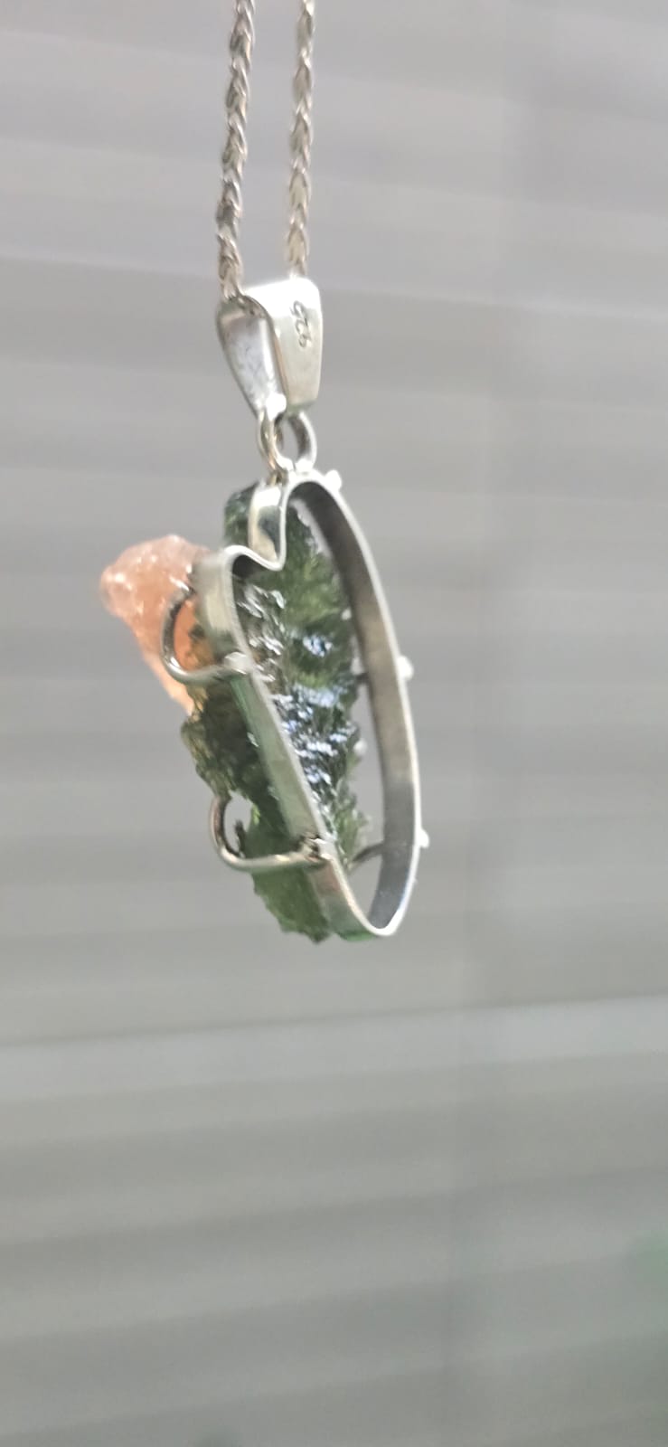 Dije en plata 9.25 con moldavita natural + topacio rosa