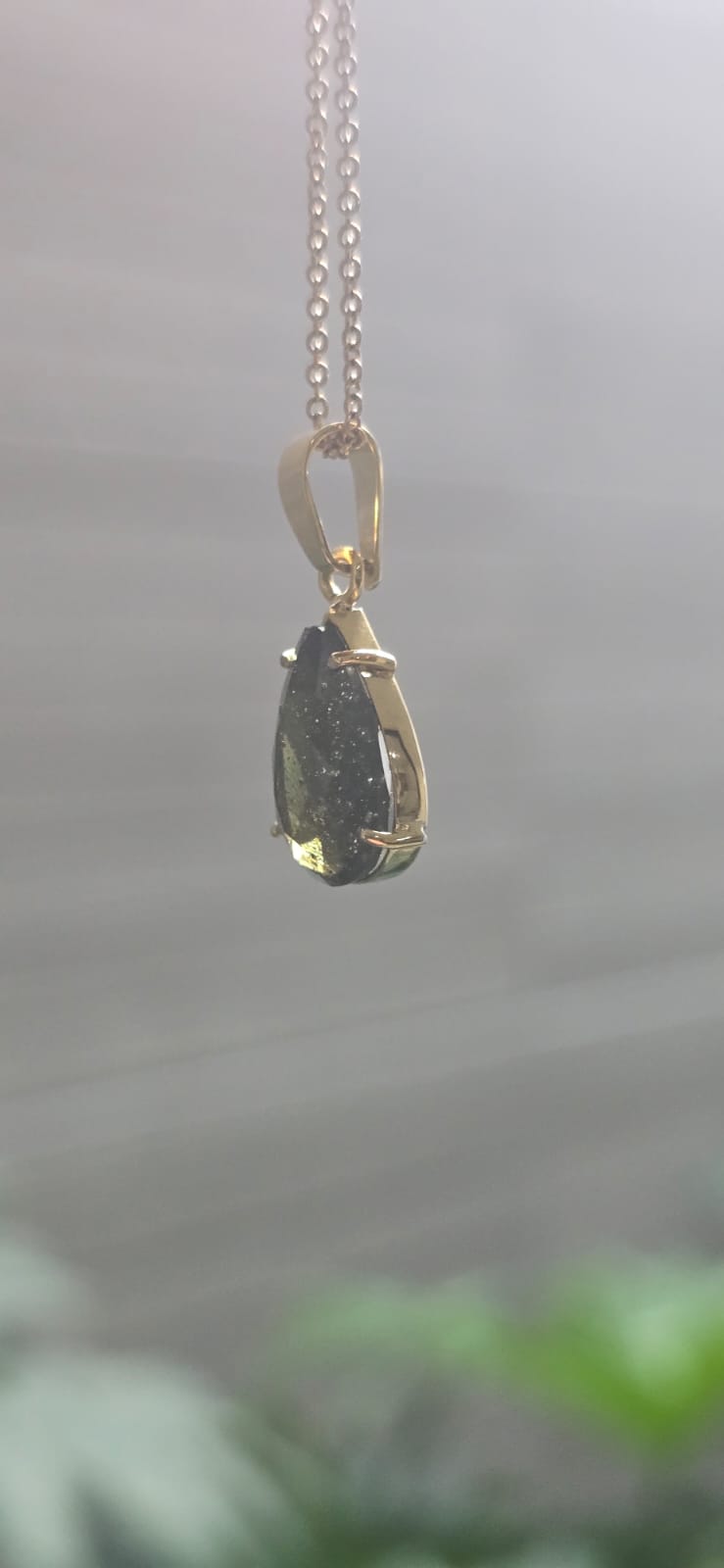 Dije en Oro de 14 quilates con moldavita faceteada