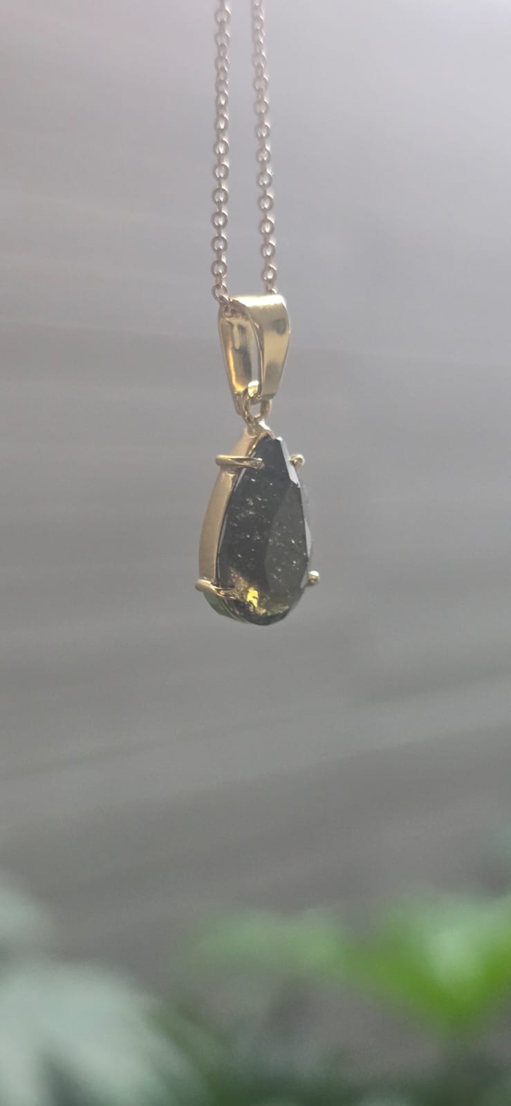 Dije en Oro de 14 quilates con moldavita faceteada