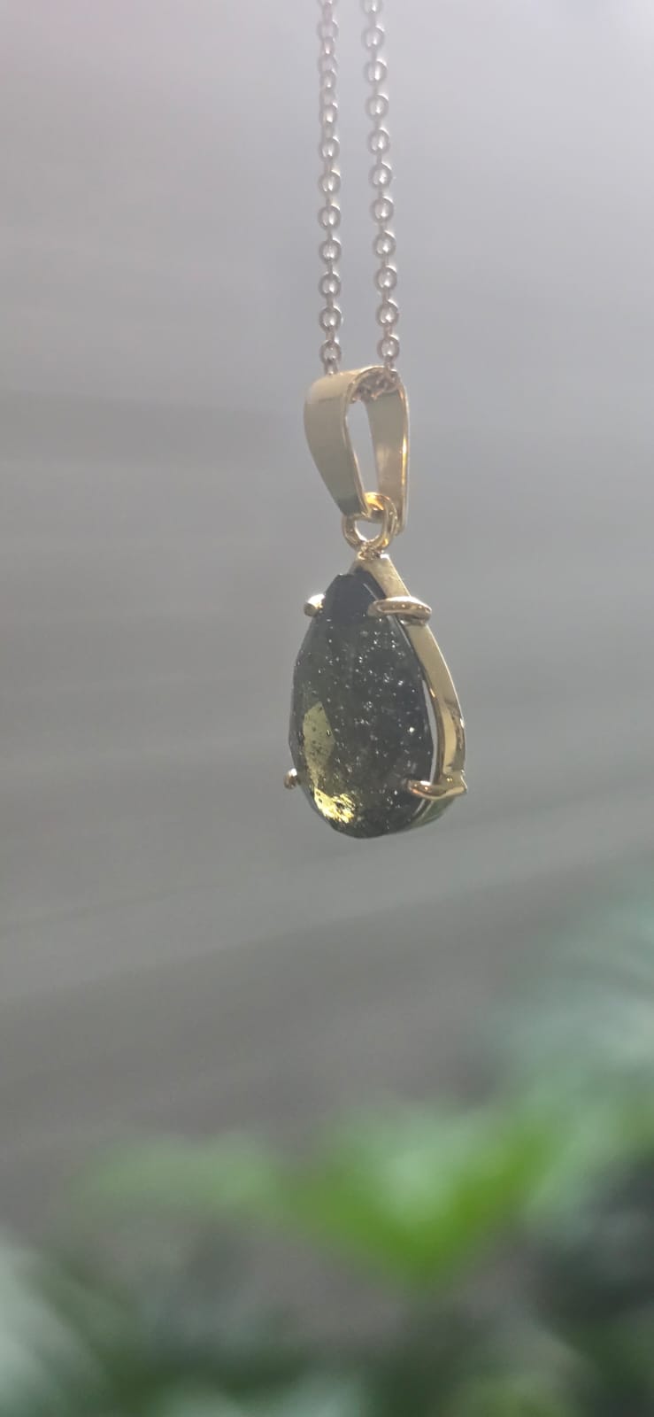 Dije en Oro de 14 quilates con moldavita faceteada