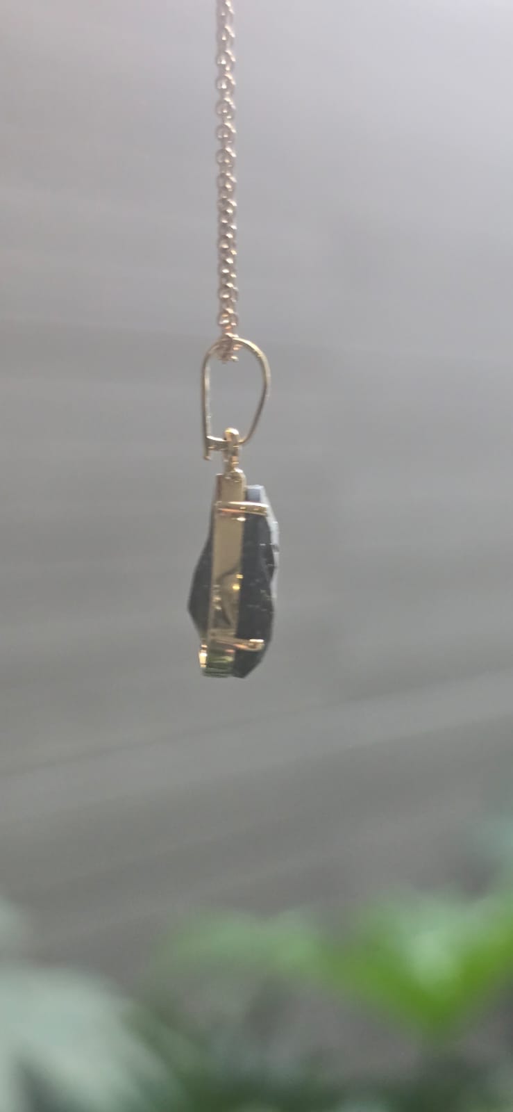 Dije en Oro de 14 quilates con moldavita faceteada