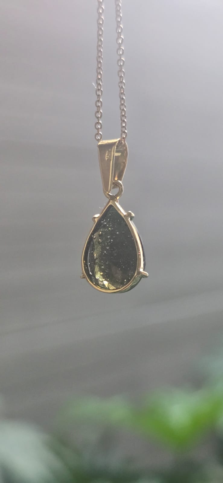 Dije en Oro de 14 quilates con moldavita faceteada