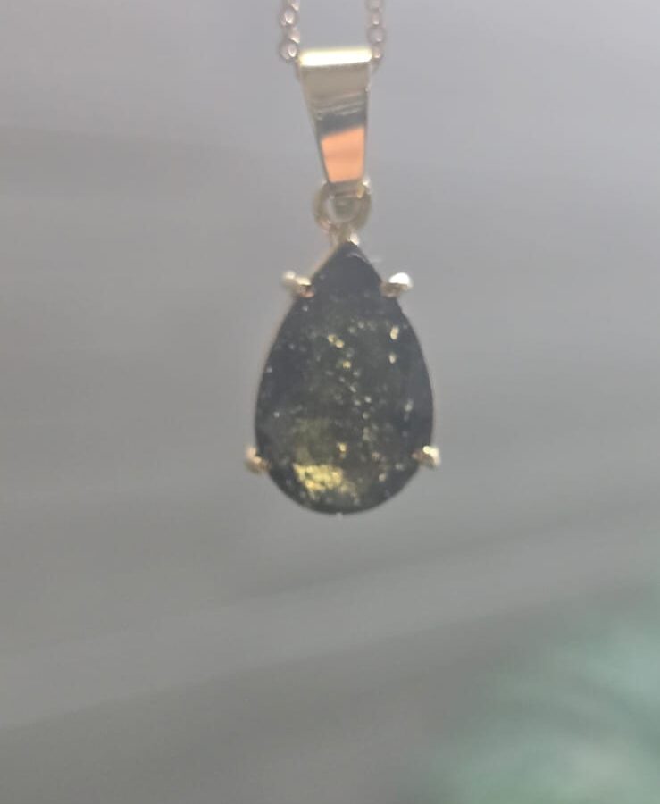 Dije en Oro de 14 quilates con moldavita faceteada