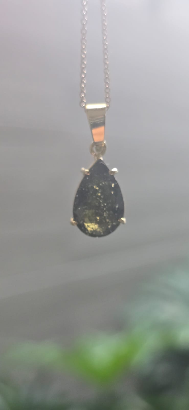 Dije en Oro de 14 quilates con moldavita faceteada