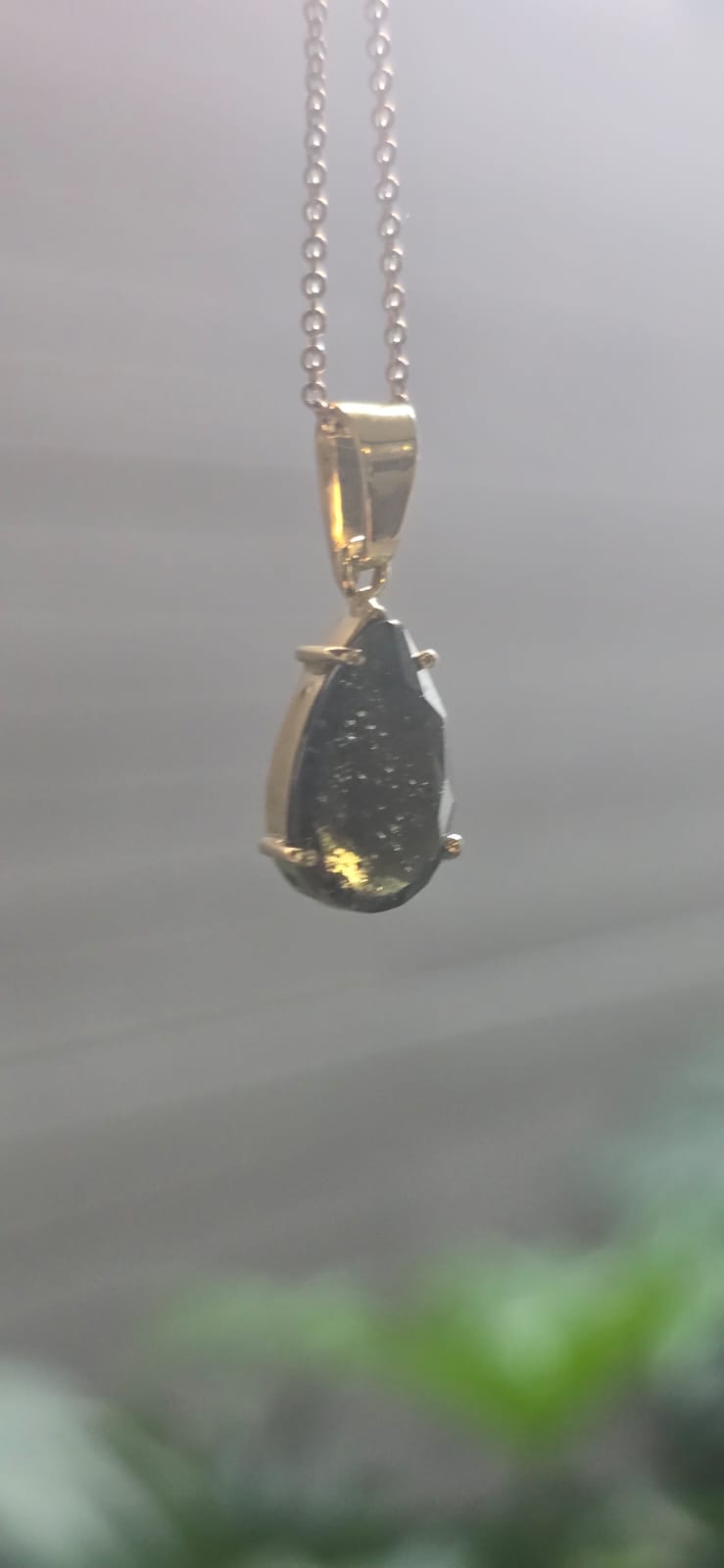 Dije en Oro de 14 quilates con moldavita faceteada