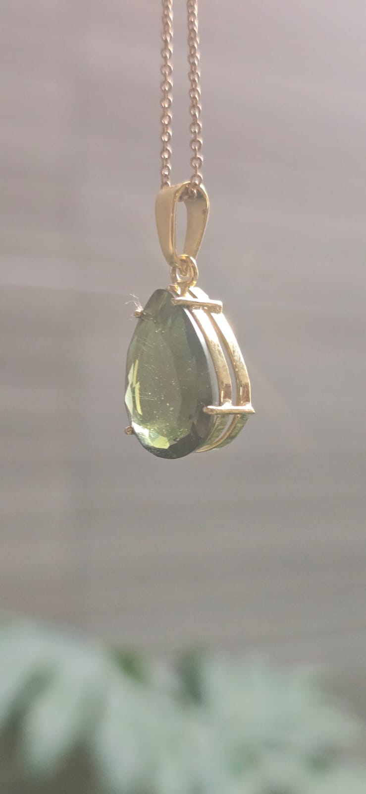 Dije en Oro de 14 quilates con moldavita faceteada