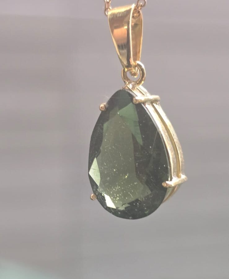 Dije en Oro de 14 quilates con moldavita faceteada