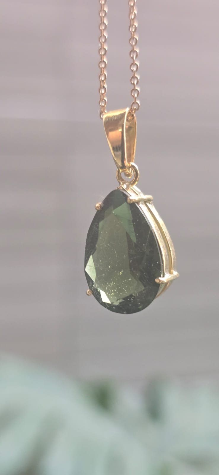 Dije en Oro de 14 quilates con moldavita faceteada