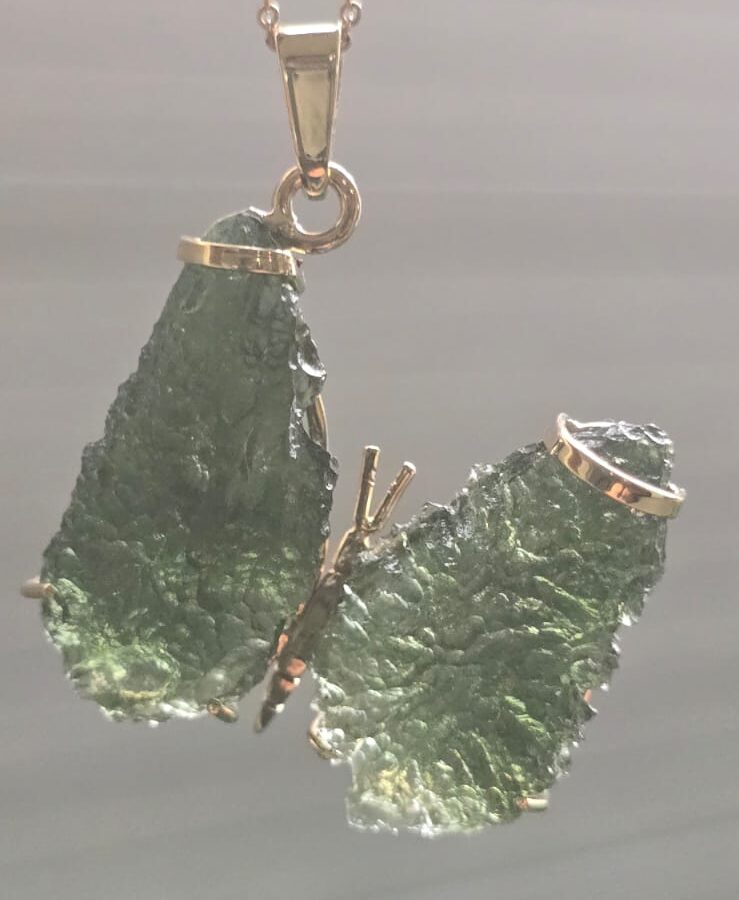 Dije en Oro de 14 quilates con moldavita natural