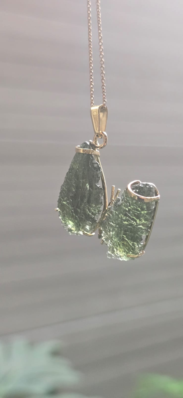 Dije en Oro de 14 quilates con moldavita natural