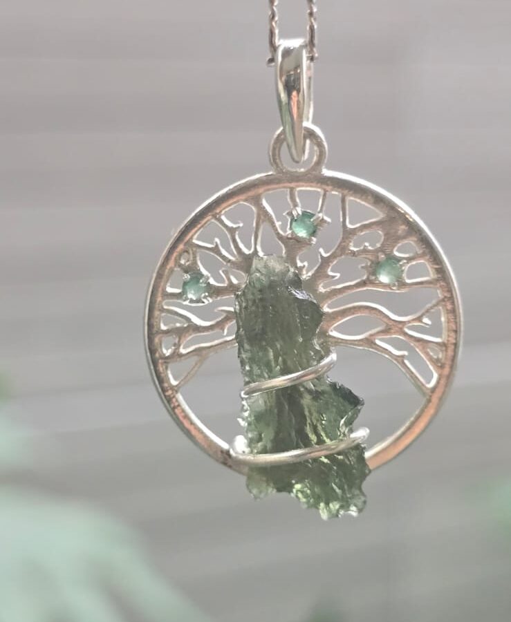 Dije en plata 9.25 con moldavita natural