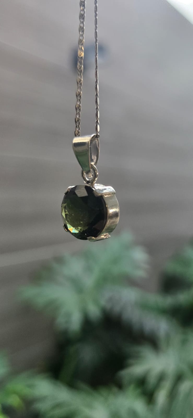 Dije en plata 9.25 con moldavita natural facetada