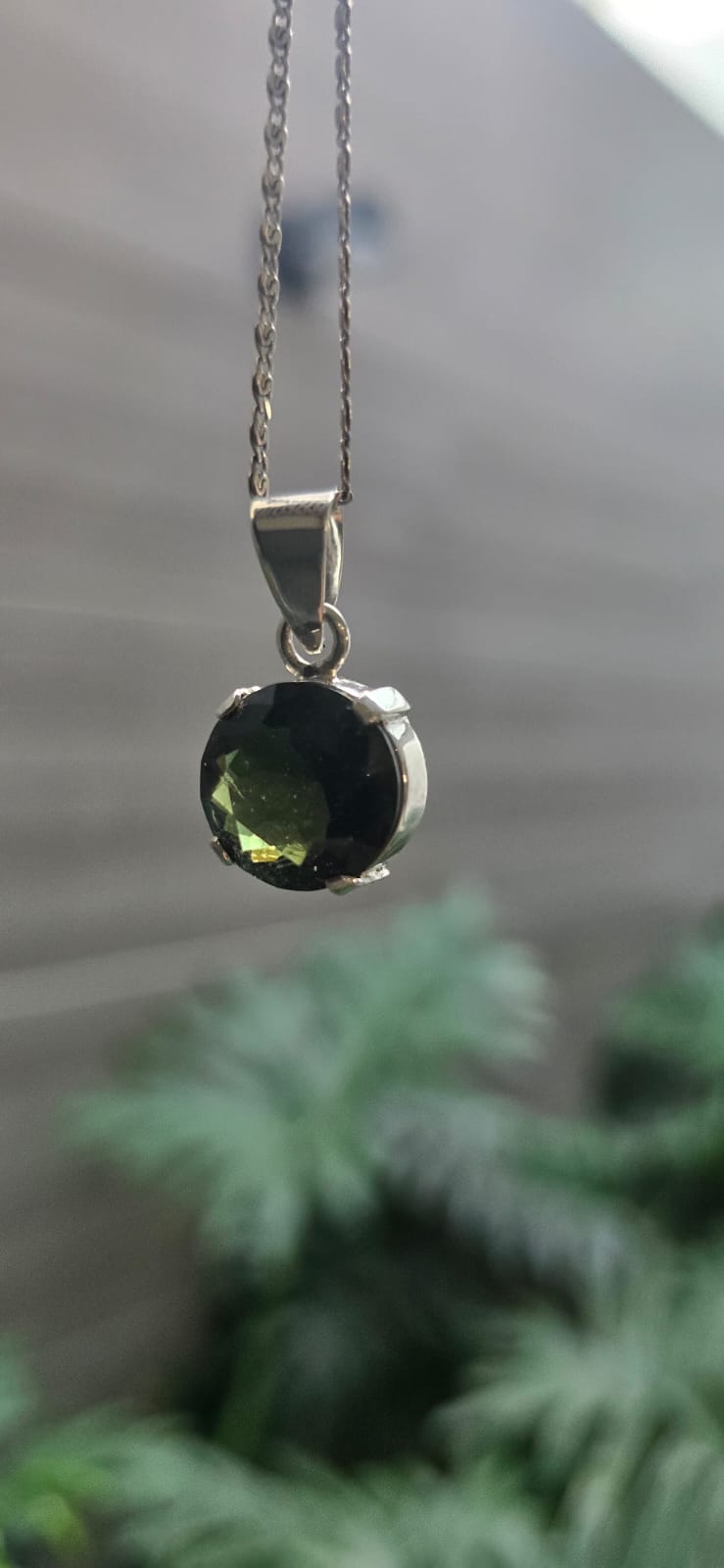 Dije en plata 9.25 con moldavita natural facetada