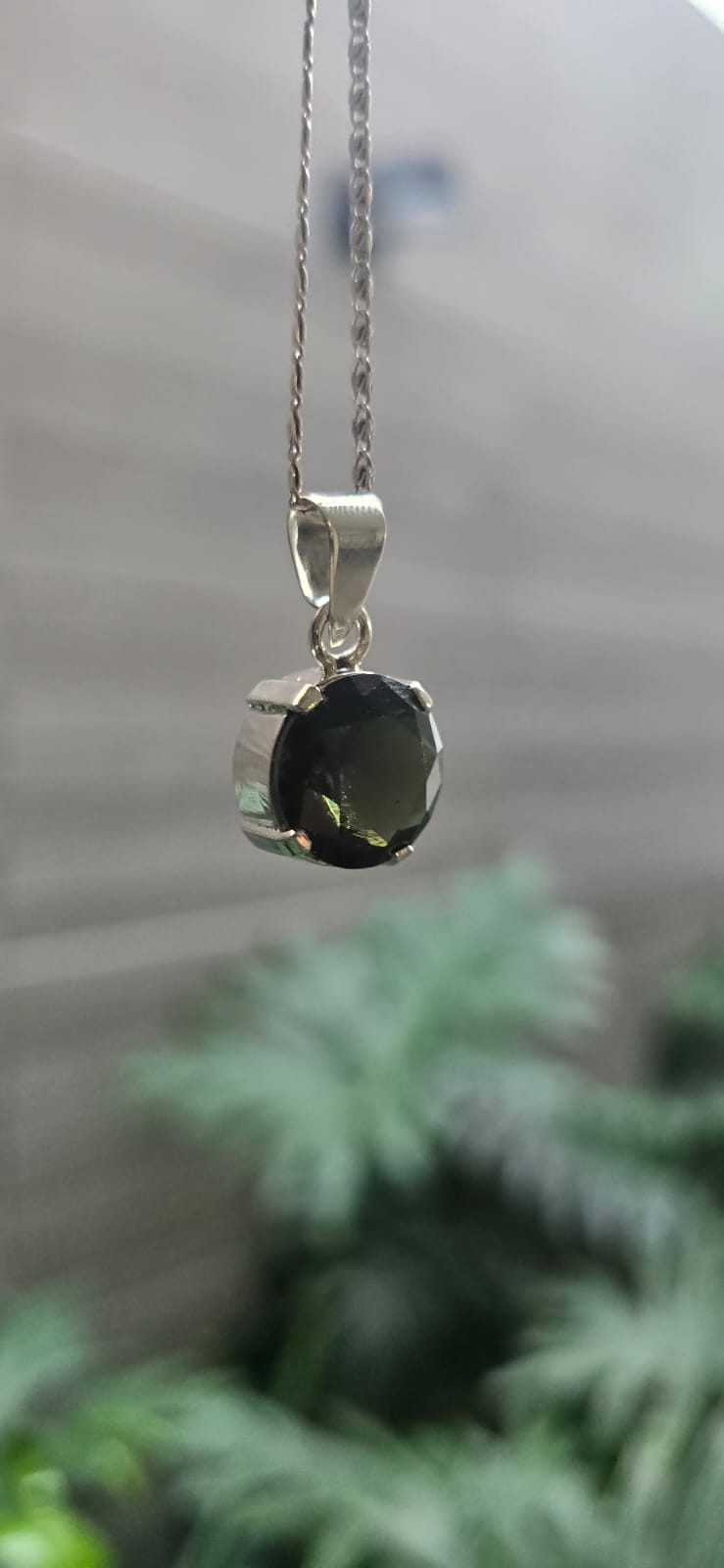 Dije en plata 9.25 con moldavita natural facetada