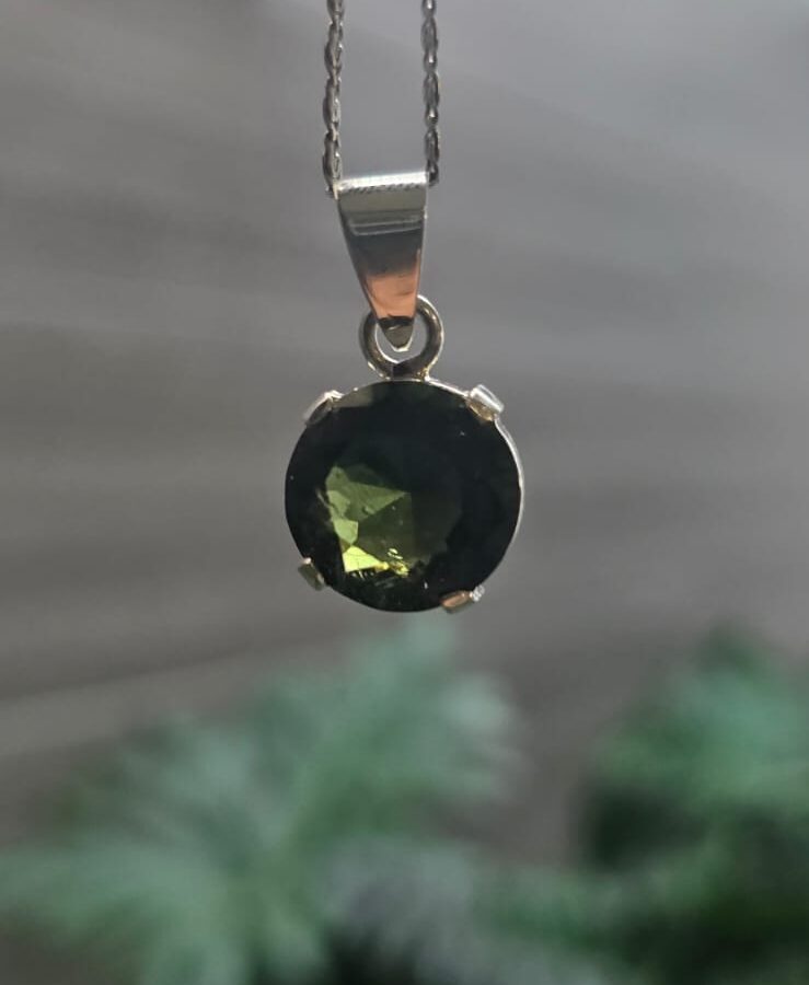 Dije en plata 9.25 con moldavita natural facetada