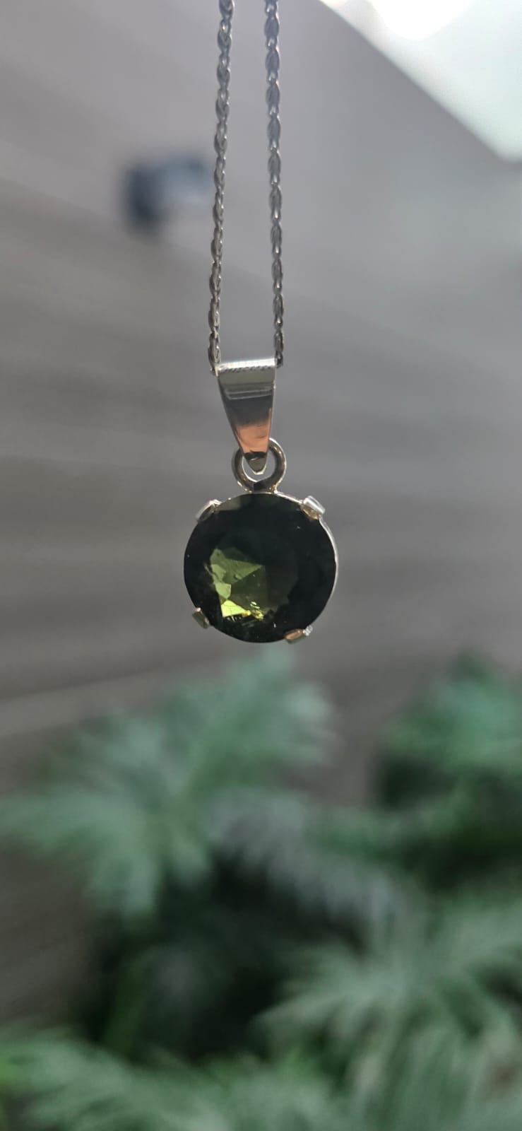 Dije en plata 9.25 con moldavita natural facetada