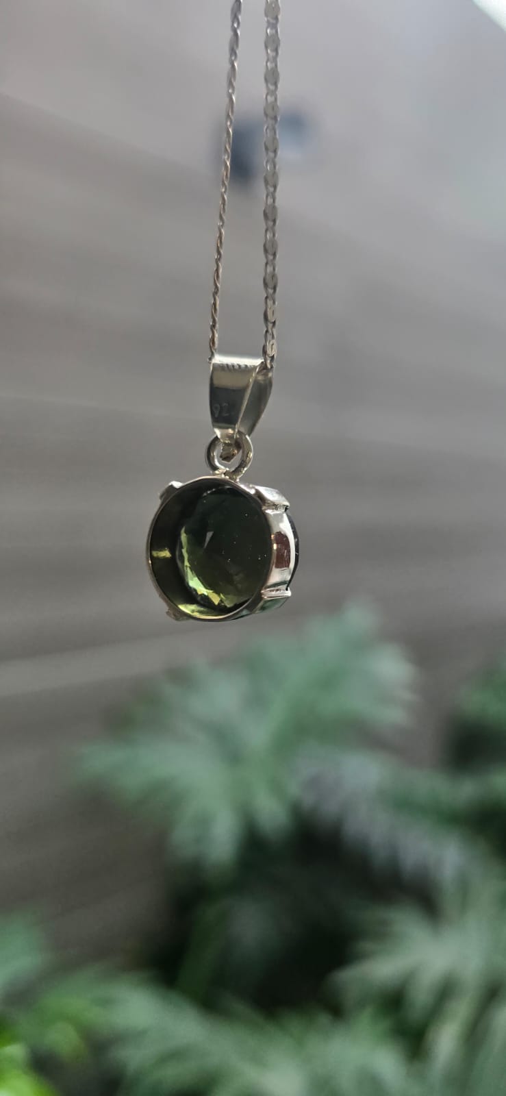 Dije en plata 9.25 con moldavita natural facetada