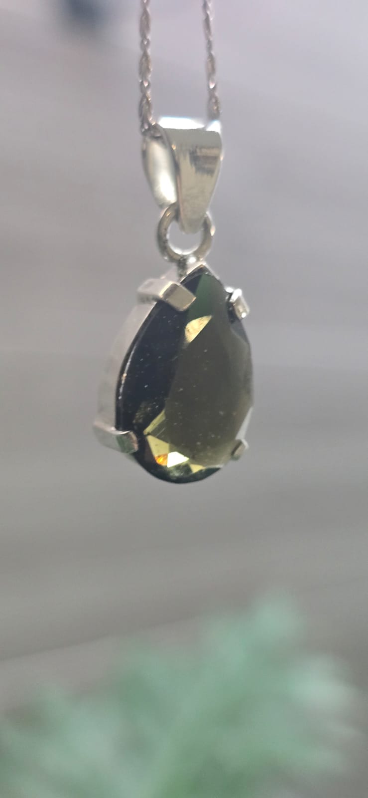 Dije en plata 9.25 con moldavita natural facetada