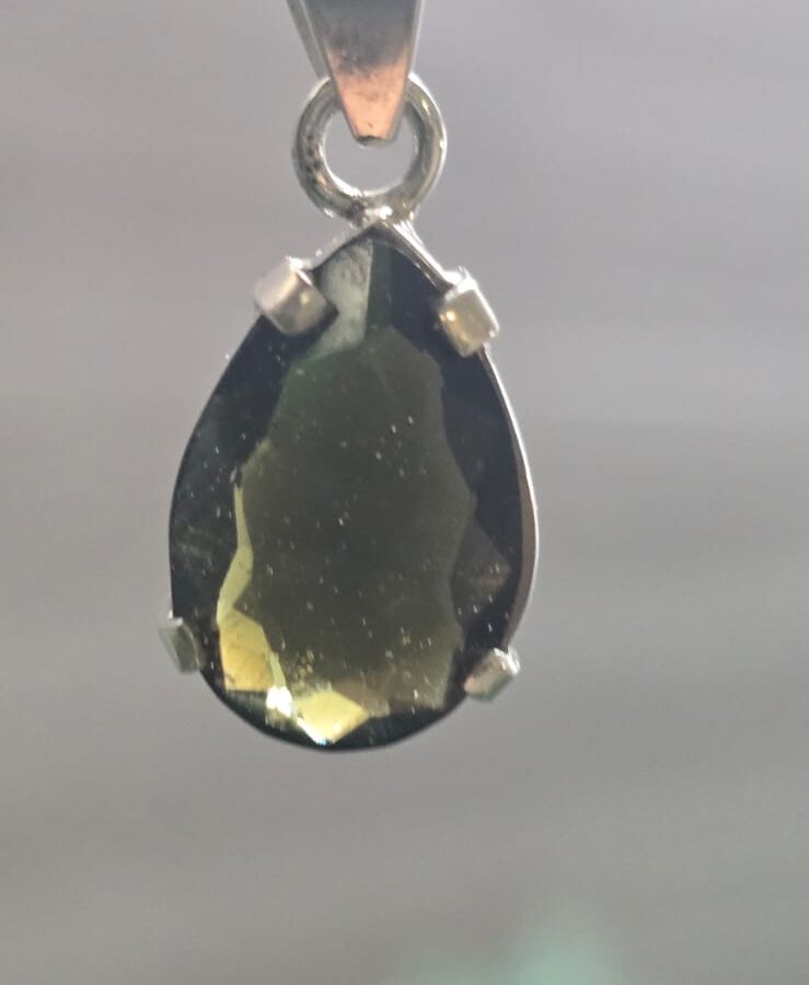 Dije en plata 9.25 con moldavita natural facetada