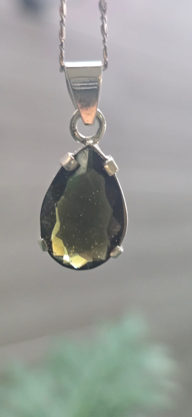 Dije en plata 9.25 con moldavita natural facetada