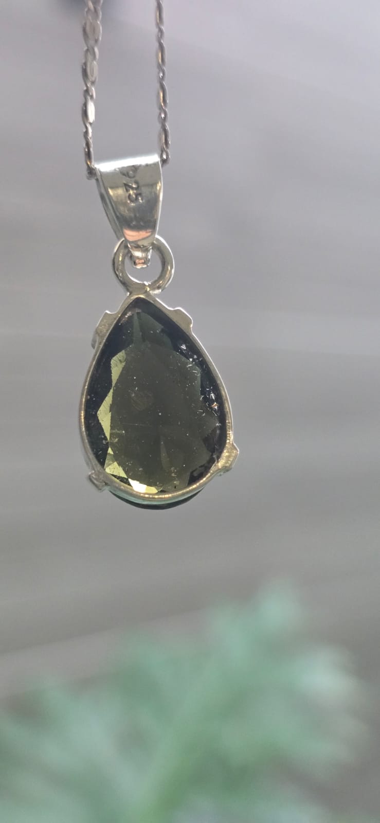 Dije en plata 9.25 con moldavita natural facetada