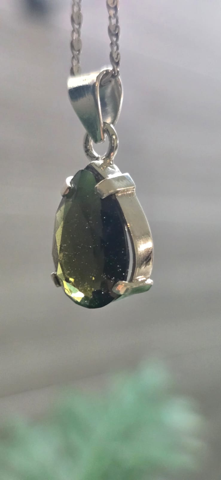 Dije en plata 9.25 con moldavita natural facetada