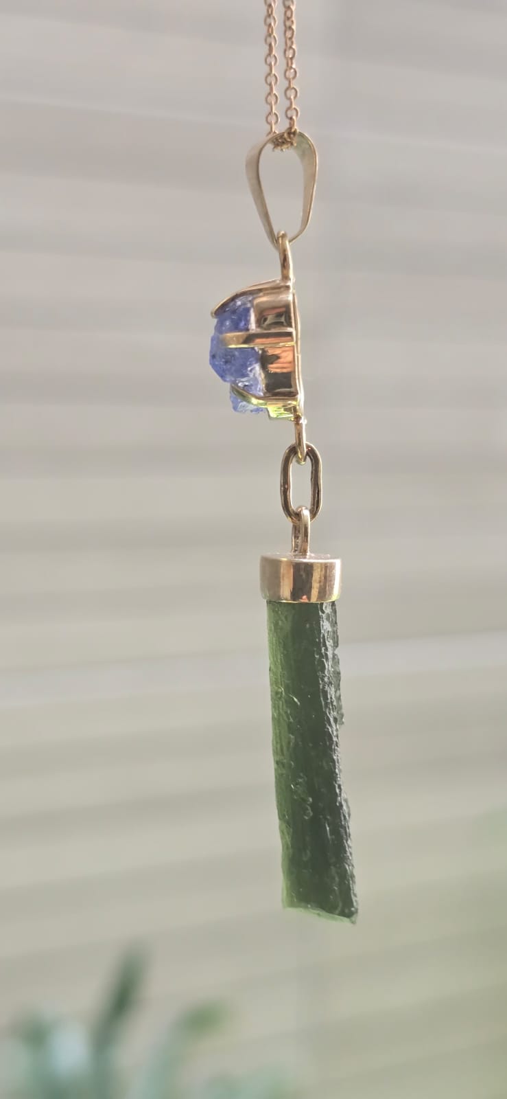 Dije en Oro de 14 quilates con moldavita natural + tanzanita