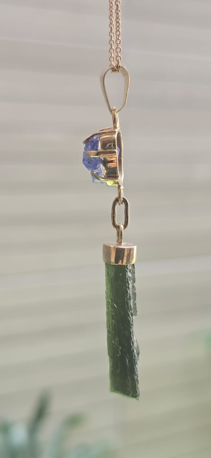 Dije en Oro de 14 quilates con moldavita natural + tanzanita