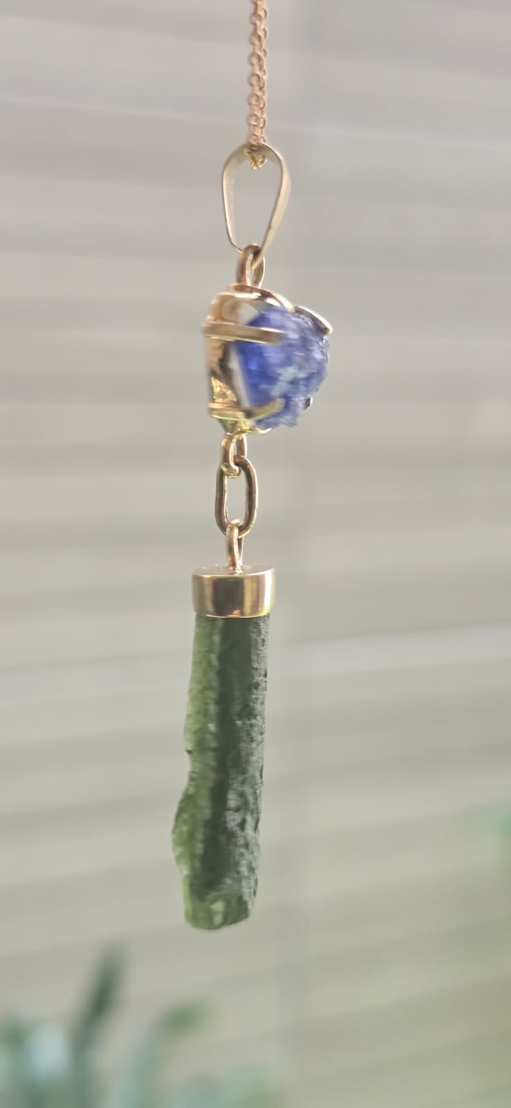 Dije en Oro de 14 quilates con moldavita natural + tanzanita