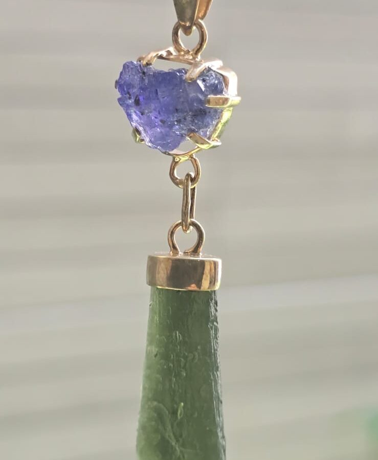 Dije en Oro de 14 quilates con moldavita natural + tanzanita
