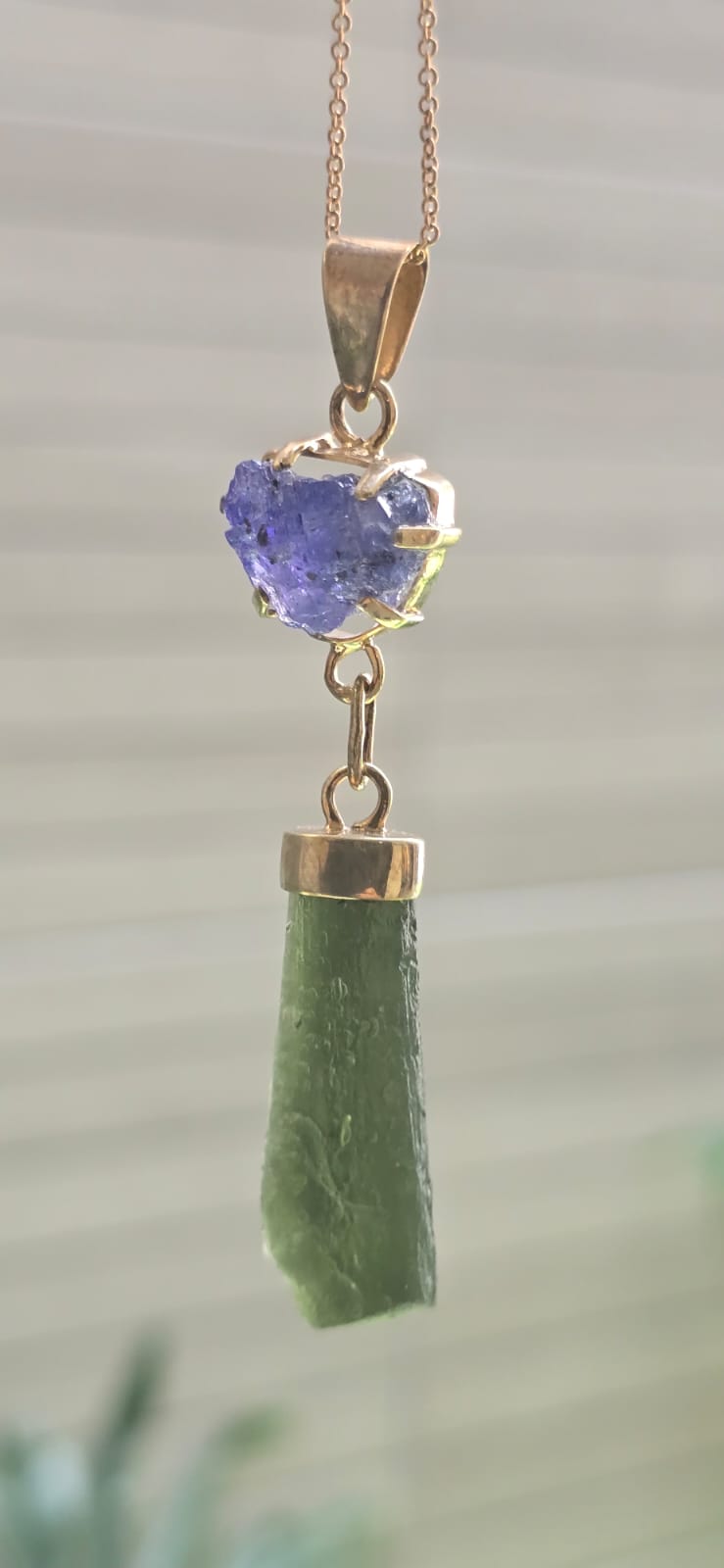 Dije en Oro de 14 quilates con moldavita natural + tanzanita