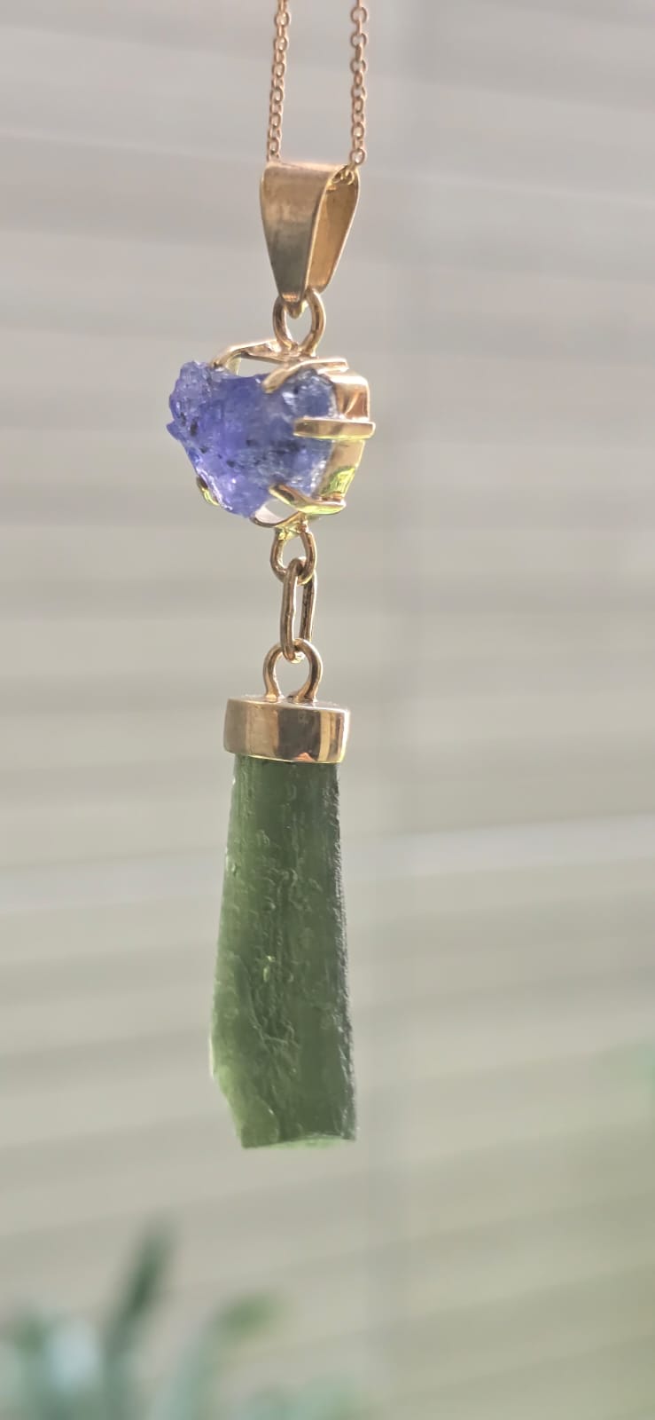 Dije en Oro de 14 quilates con moldavita natural + tanzanita