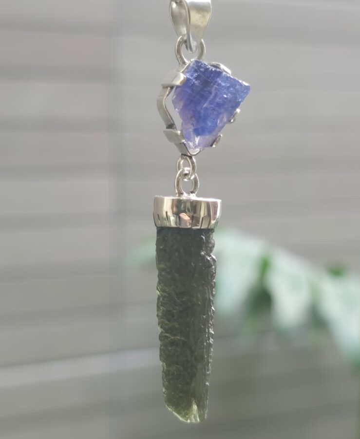 Dije en plata 9.25 con moldavita natural + tanzanita