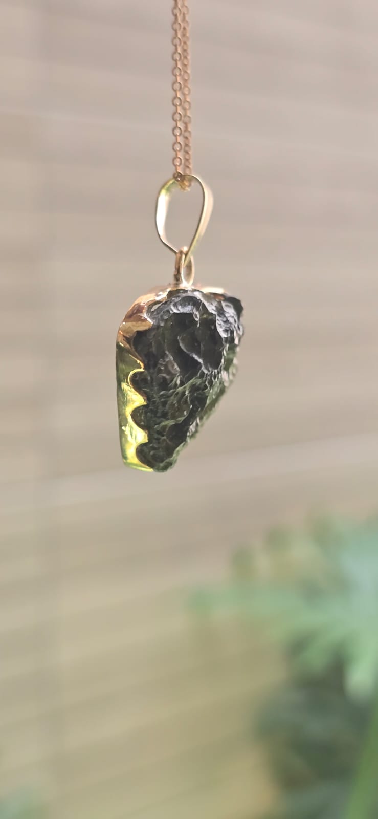 Dije en Oro de 14 quilates con moldavita natural