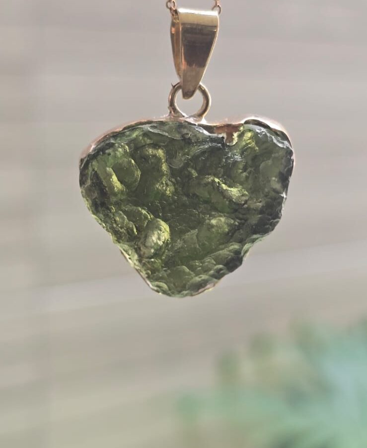 Dije en Oro de 14 quilates con moldavita natural