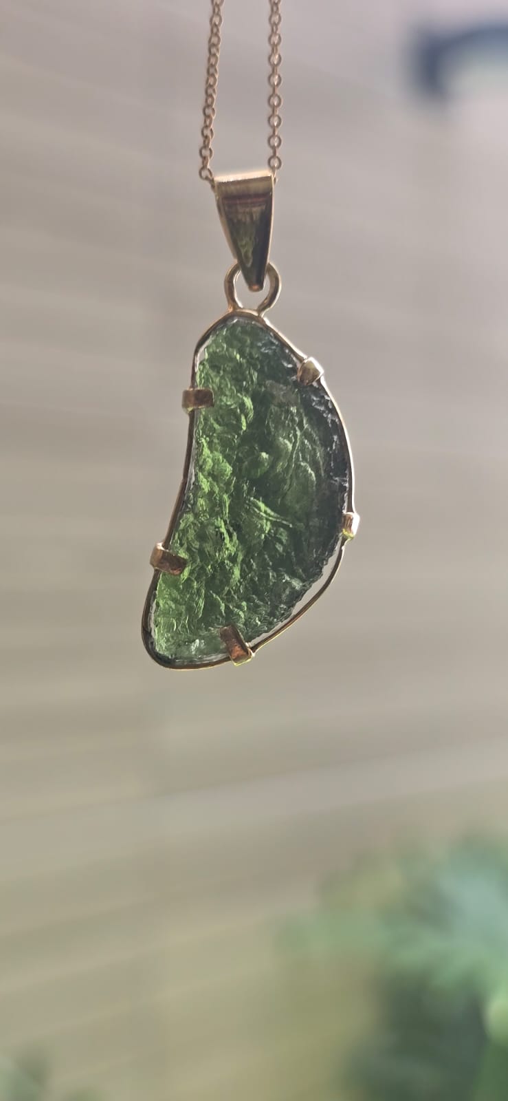 Dije en Oro de 14 quilates con moldavita natural