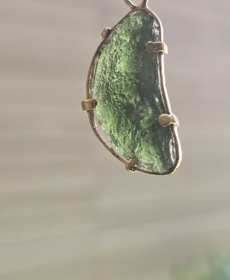 Dije en Oro de 14 quilates con moldavita natural