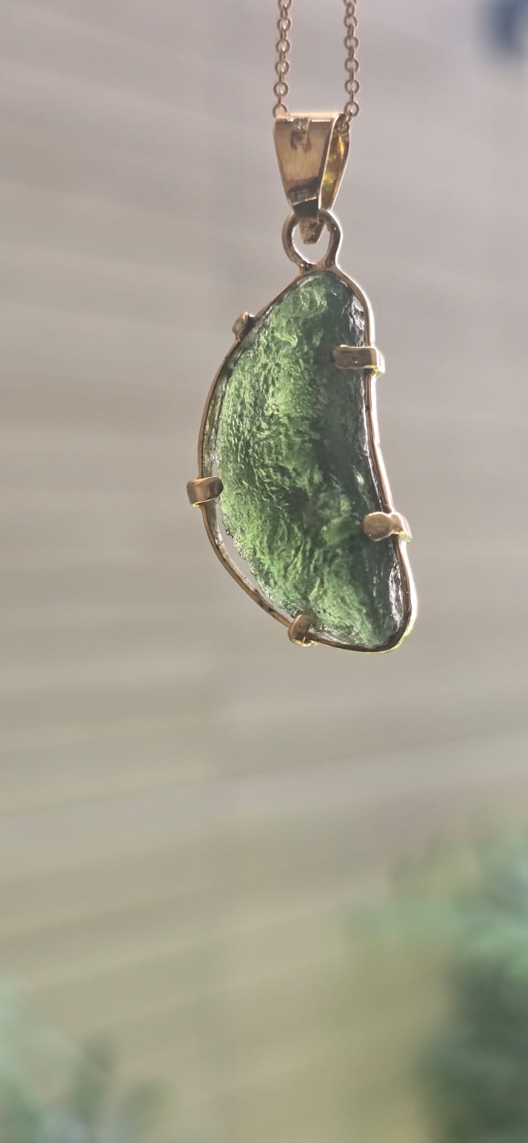 Dije en Oro de 14 quilates con moldavita natural