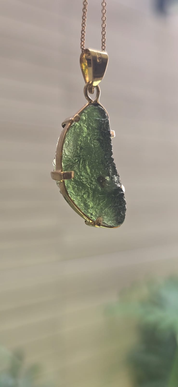 Dije en Oro de 14 quilates con moldavita natural