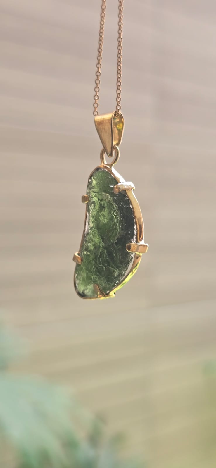 Dije en Oro de 14 quilates con moldavita natural