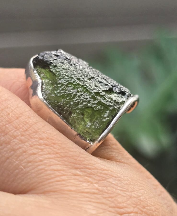 Anillo en plata 9.25 con moldavita natural