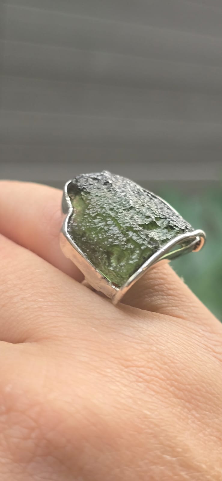 Anillo en plata 9.25 con moldavita natural