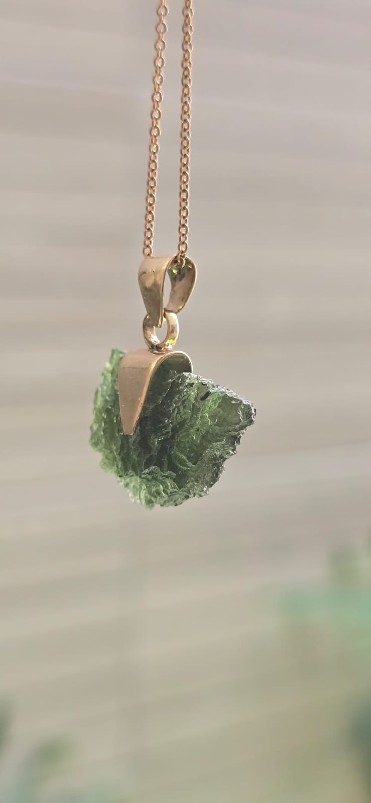 Dije en Oro de 14 quilates con moldavita natural