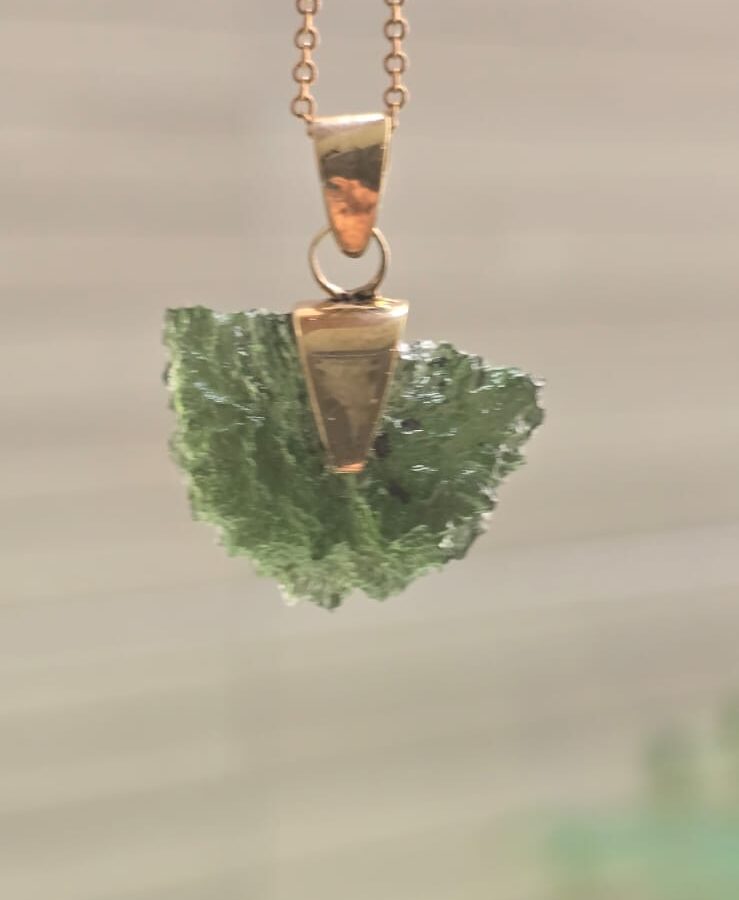 Dije en Oro de 14 quilates con moldavita natural