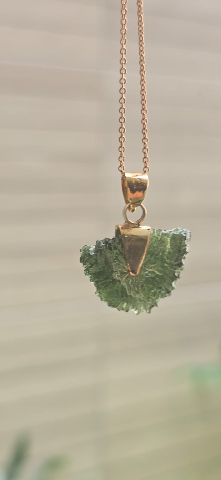 Dije en Oro de 14 quilates con moldavita natural