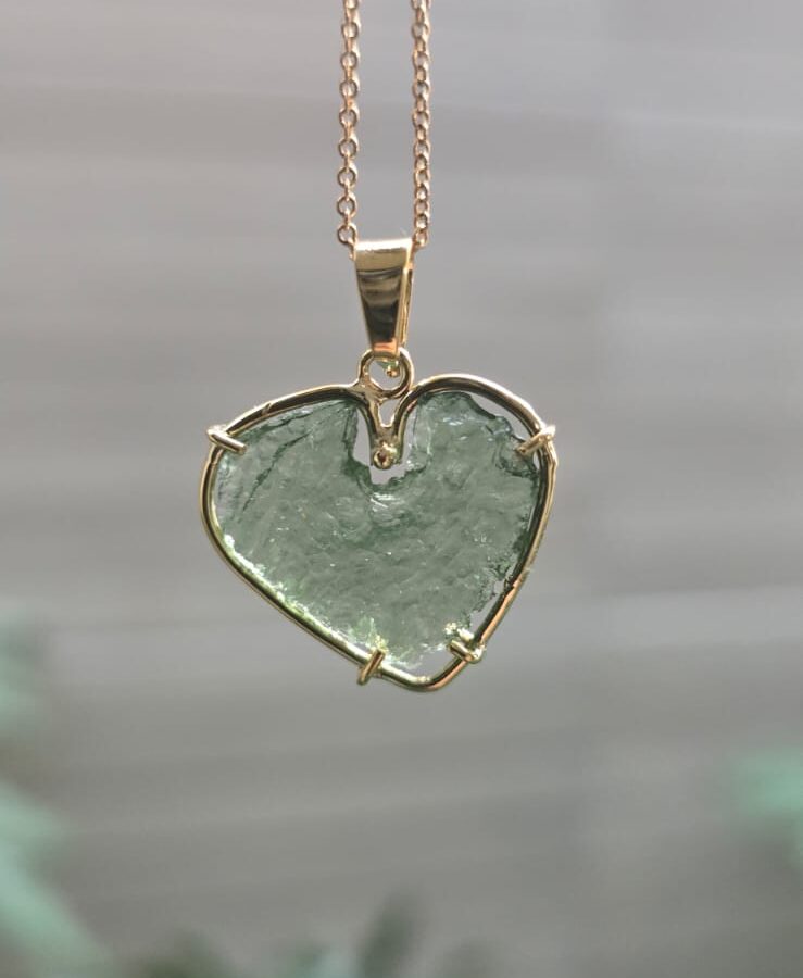 Dije en Oro de 14 quilates con moldavita natural