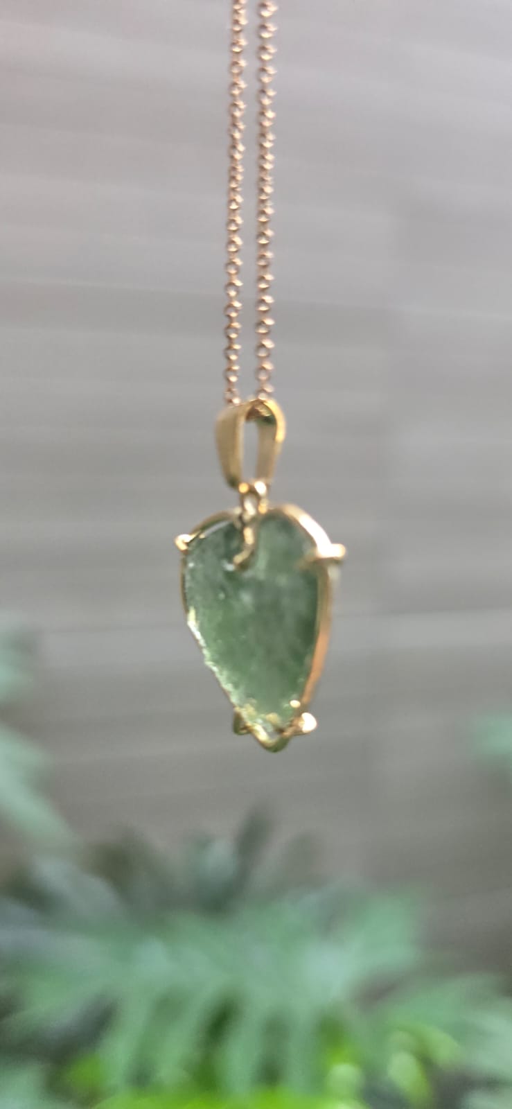 Dije en Oro de 14 quilates con moldavita natural