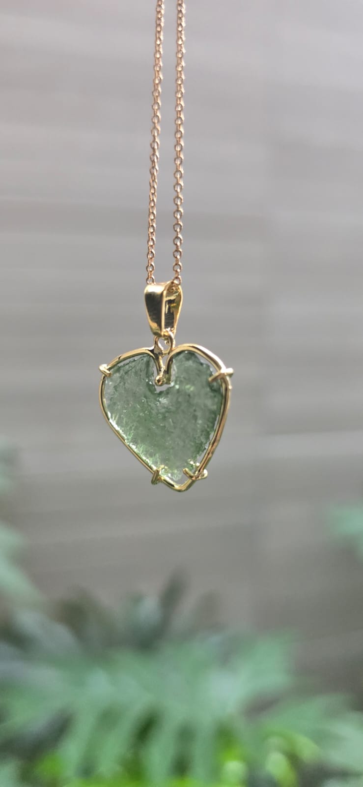 Dije en Oro de 14 quilates con moldavita natural