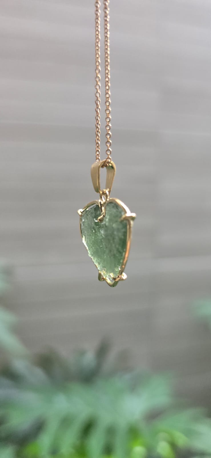 Dije en Oro de 14 quilates con moldavita natural