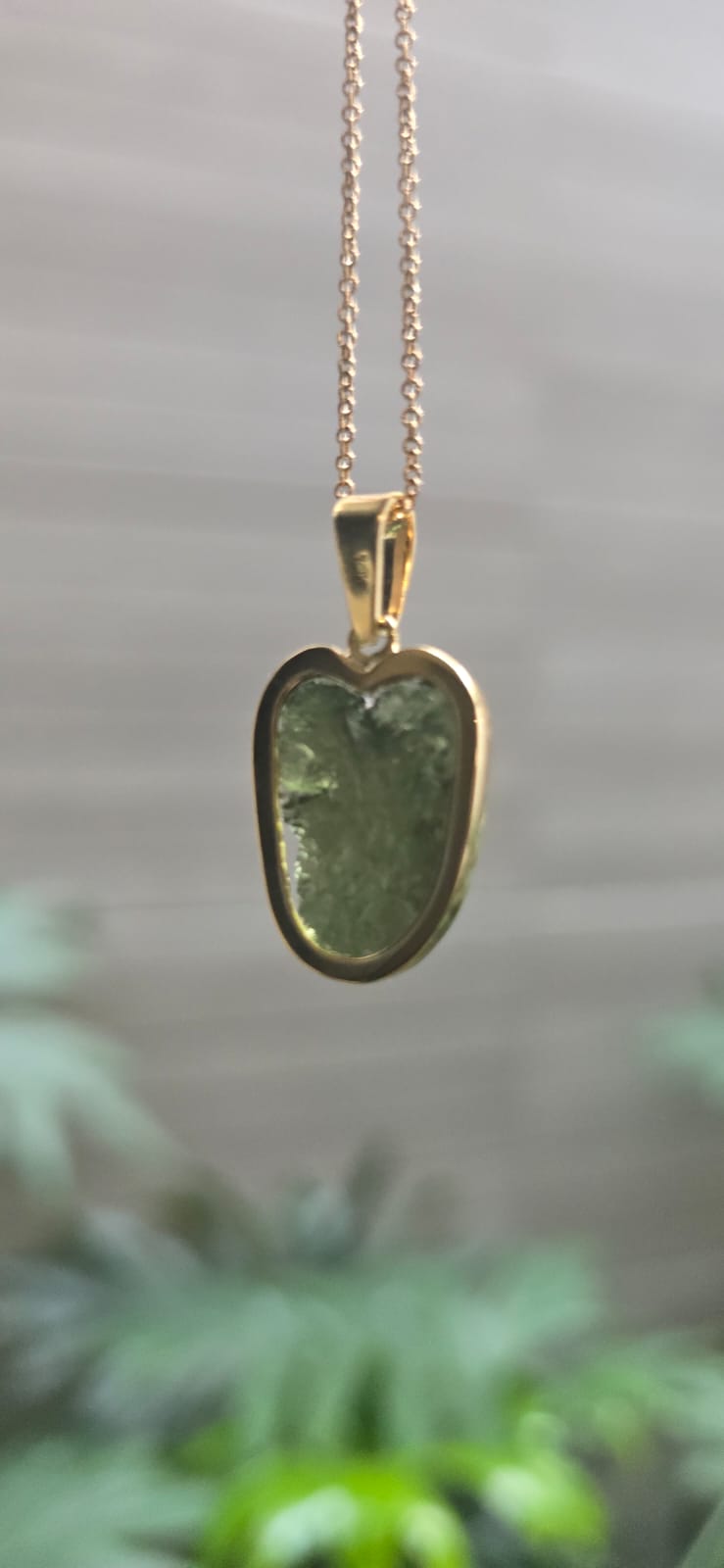 Dije en Oro de 14 quilates con moldavita natural